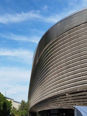 Santiago Bernabeu stadyumu. Real Madrid 'in oynadığı Santiago Bernabeu futbol stadyumunun ön cephesi. Lig. Şampiyonlar. Yeniden dekore edildikten sonra gerçek Madrid Stadyumu 'nun görünümü.