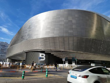 Santiago Bernabeu stadyumu. Real Madrid 'in oynadığı Santiago Bernabeu futbol stadyumunun ön cephesi. Lig. Şampiyonlar. Yeniden dekore edildikten sonra gerçek Madrid Stadyumu 'nun görünümü..