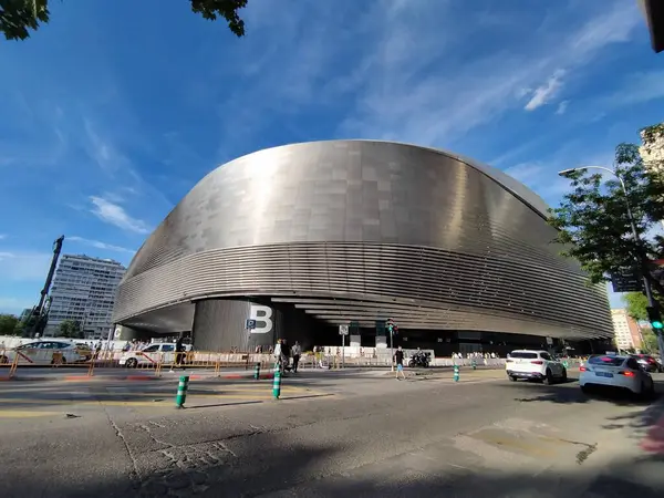 Santiago Bernabeu stadyumu. Real Madrid 'in oynadığı Santiago Bernabeu futbol stadyumunun ön cephesi. Lig. Şampiyonlar. Yeniden dekore edildikten sonra gerçek Madrid Stadyumu 'nun görünümü..