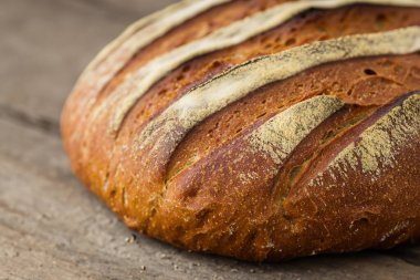 Ekmek. Ahşap masadaki rustik ekmek somununu kapat. Fırıncı ya da şef taze ekmek tutuyor. Ahşap rafta çıtır çıtır ekmek. Fırın malları. Farklı ekmek ve buğday kulakları.