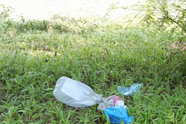 Çok saçma. Çamur. Doğadaki çöpler. Bir grup çevreci gönüllü parkta plastik çöpleri topluyor. Eylemciler çöp topluyorlar, gezegeni koruyorlar, kirlilikten kaçınıyorlar ve çevreyi kurtarıyorlar. Basuraleza.