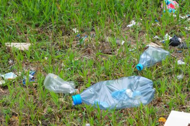 Çok saçma. Çamur. Doğadaki çöpler. Bir grup çevreci gönüllü parkta plastik çöpleri topluyor. Eylemciler çöp topluyorlar, gezegeni koruyorlar, kirlilikten kaçınıyorlar ve çevreyi kurtarıyorlar. Basuraleza.