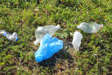 Çok saçma. Çamur. Doğadaki çöpler. Bir grup çevreci gönüllü parkta plastik çöpleri topluyor. Eylemciler çöp topluyorlar, gezegeni koruyorlar, kirlilikten kaçınıyorlar ve çevreyi kurtarıyorlar. Basuraleza.