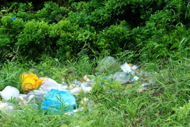 Çok saçma. Çamur. Doğadaki çöpler. Bir grup çevreci gönüllü parkta plastik çöpleri topluyor. Eylemciler çöp topluyorlar, gezegeni koruyorlar, kirlilikten kaçınıyorlar ve çevreyi kurtarıyorlar. Basuraleza.