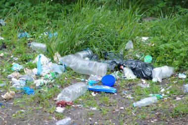 Çok saçma. Çamur. Doğadaki çöpler. Bir grup çevreci gönüllü parkta plastik çöpleri topluyor. Eylemciler çöp topluyorlar, gezegeni koruyorlar, kirlilikten kaçınıyorlar ve çevreyi kurtarıyorlar. Basuraleza.