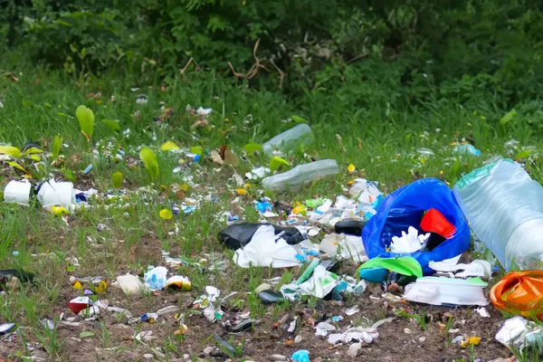Çok saçma. Çamur. Doğadaki çöpler. Bir grup çevreci gönüllü parkta plastik çöpleri topluyor. Eylemciler çöp topluyorlar, gezegeni koruyorlar, kirlilikten kaçınıyorlar ve çevreyi kurtarıyorlar. Basuraleza.