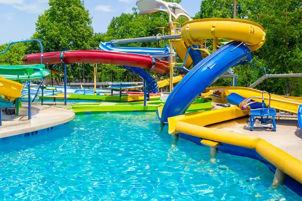 Su kaydırağı. Su parkı. Su oyun alanları, yüzme havuzları, su kaydırakları, sıçrama yastıkları, su parkları ve yüzmek ve banyo yapmak için tembel nehirler olan su parkı..