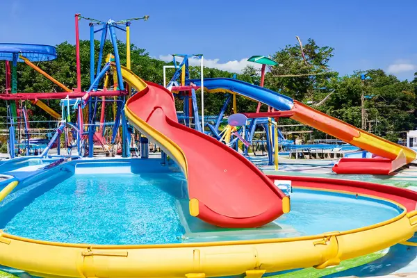Su kaydırağı. Su parkı. Su oyun alanları, yüzme havuzları, su kaydırakları, sıçrama yastıkları, su parkları ve yüzmek ve banyo yapmak için tembel nehirler olan su parkı..