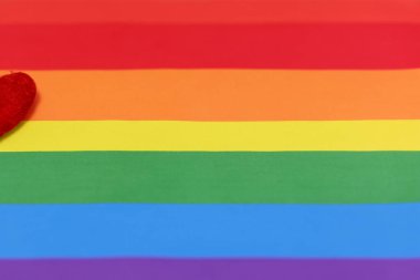 LGBT. LGTB. Lgbt bayrağı, gey, lezbiyen, lgbtq bayrağı. Eşcinsel gurur sembolü. Gece gökyüzünde havai fişek gösterisinin arka planında gökkuşağı renginde Lgbt yumruğu. Lgbt el. Karşılıklı desteğin sembolü. Kalp gökkuşağı arka planı.