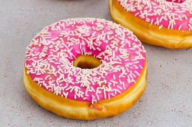 Çörek. Bir tane şekerli donut lütfen. Bir yığın farklı çörek. Dünya Donut Günü. Tatlı, yuvarlak donut, jöleli pasta, pastane pastası, tatlı, yuvarlak çörek..