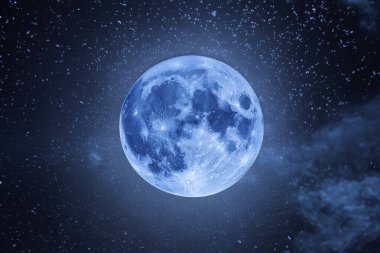 Mavi Ay. Dolunay. Süper dolunay. 19 Ağustos 2024. Karanlık bir geçmişi olan süper dolunay. Ay. Süper Ay. Mavi süper ay mavi haleyle parlıyor. Siyah gökyüzü arka planında küçük yıldızlarla çevrili..