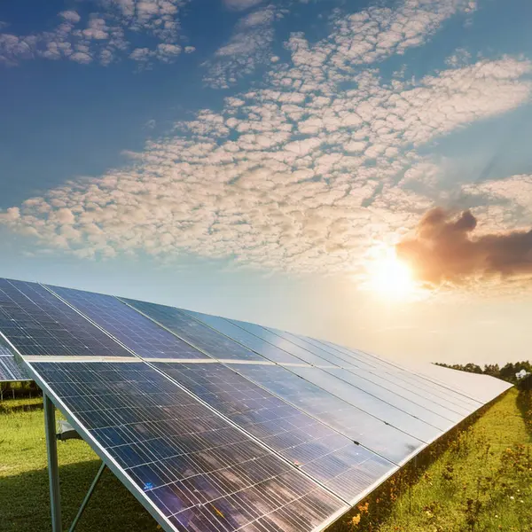 Güneş paneli. Güneş panellerinin kurulumu. Yenilenebilir enerji. Yeşil ve temiz enerji. Mavi gökyüzü arkaplanındaki güneş panelleri. Yenilenebilir elektrik üretimi için fotovoltaik paneller. İşçi kurulumu.