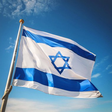İsrail bayrağı. Mavi gökyüzünün arka planında İsrail ulusal bayrağı. Bir bayrak için İsrail bayrağı. Beyaz arka plan. Netanyahu ve savaşa karşı Tel Aviv 'de büyük bir gösteri..