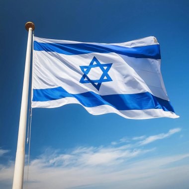 İsrail bayrağı. Mavi gökyüzünün arka planında İsrail ulusal bayrağı. Bir bayrak için İsrail bayrağı. Beyaz arka plan. Netanyahu ve savaşa karşı Tel Aviv 'de büyük bir gösteri..