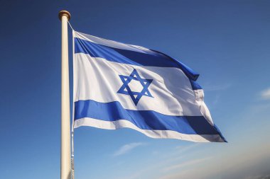 İsrail bayrağı. Mavi gökyüzünün arka planında İsrail ulusal bayrağı. Bir bayrak için İsrail bayrağı. Beyaz arka plan. Netanyahu ve savaşa karşı Tel Aviv 'de büyük bir gösteri..
