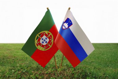 Portekiz. Slovenya. Portekiz bayrağı. Slovenya bayrağı. İkisinin de sahip olduğu parti çatışmasından dolayı birleşik bayraklar. Futbol maçı. Avrupai. Avro. 2024. UEFA Avrupa Şampiyonası.