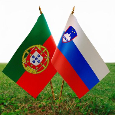 Portekiz. Slovenya. Portekiz bayrağı. Slovenya bayrağı. İkisinin de sahip olduğu parti çatışmasından dolayı birleşik bayraklar. Futbol maçı. Avrupai. Avro. 2024. UEFA Avrupa Şampiyonası.