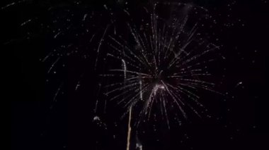 Havai fişekler. Kutlama. Mahallede renkli havai fişekler. Yerel kutlamaları kutluyoruz. İspanya 'da. Avrupa. Video.