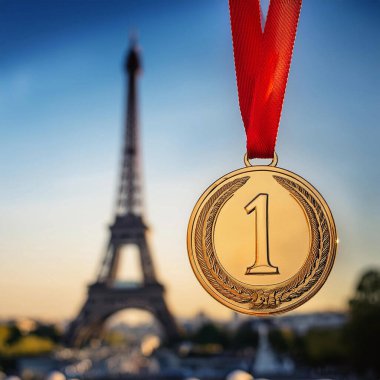 Şeffaf beyaza izole edilmiş kurdeleli altın madalya. Eyfel Kulesi arka planı. Paris, Fransa 'da 2024 Olimpiyat Oyunları.