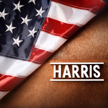 Kamala Harris. ABD seçimleri. 2024. Yazan Kamala Harris. Amerikan bayrağı. Arka planda Amerikan bayrakları, bulanık arka plan. Başkanlık seçimi için oy veriyorum. 5 Kasım 2024.