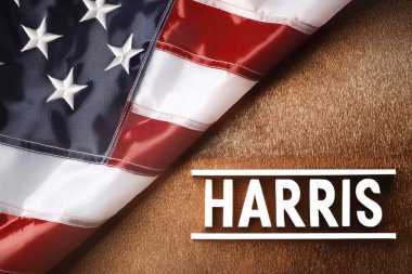 Kamala Harris. ABD seçimleri. 2024. Yazan Kamala Harris. Amerikan bayrağı. Arka planda Amerikan bayrakları, bulanık arka plan. Başkanlık seçimi için oy veriyorum. 5 Kasım 2024.