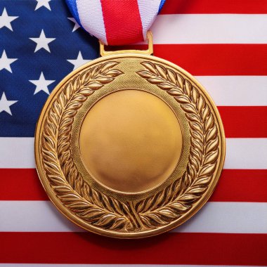 ABD birincisi. Kazan. Kazanan konsept. Amerikan bayrağı. Fransa 'nın Paris şehrinde düzenlenen Olimpiyat Oyunları Şampiyonası. 2024. ABD podyumda. Altın madalya.
