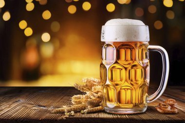 Oktoberfest. 2024. Ekim Festivali için arka plan. Ekim Festivali, Münih, Almanya. Garson elinde bira, çadır içi arka plan..