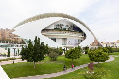 Sanat ve Bilim Şehri 'nde. Valencia 'da. Oşinografik. Bilim Müzesi. Hemisferik. Valencia 'da Palau de les arts. Santiago Calatrava tarafından tasarlanan binalar. Bir balinanın iskeletine benziyor..