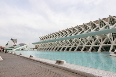 Sanat ve Bilim Şehri 'nde. Valencia 'da. Oşinografik. Bilim Müzesi. Hemisferik. Valencia 'da Palau de les arts. Santiago Calatrava tarafından tasarlanan binalar. Bir balinanın iskeletine benziyor..