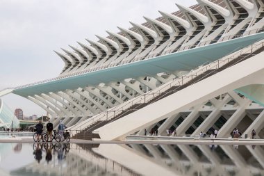 Sanat ve Bilim Şehri 'nde. Valencia 'da. Oşinografik. Bilim Müzesi. Hemisferik. Valencia 'da Palau de les arts. Santiago Calatrava tarafından tasarlanan binalar. Bir balinanın iskeletine benziyor..