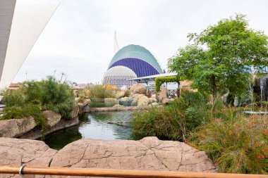 Sanat ve Bilim Şehri 'nde. Valencia 'da. Oşinografik. Bilim Müzesi. Hemisferik. Valencia 'da Palau de les arts. Santiago Calatrava tarafından tasarlanan binalar. Bir balinanın iskeletine benziyor..