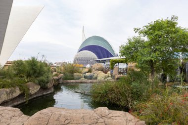 Sanat ve Bilim Şehri 'nde. Valencia 'da. Oşinografik. Bilim Müzesi. Hemisferik. Valencia 'da Palau de les arts. Santiago Calatrava tarafından tasarlanan binalar. Bir balinanın iskeletine benziyor..