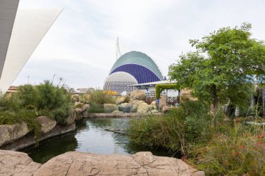 Sanat ve Bilim Şehri 'nde. Valencia 'da. Oşinografik. Bilim Müzesi. Hemisferik. Valencia 'da Palau de les arts. Santiago Calatrava tarafından tasarlanan binalar. Bir balinanın iskeletine benziyor..