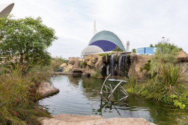 Sanat ve Bilim Şehri 'nde. Valencia 'da. Oşinografik. Bilim Müzesi. Hemisferik. Valencia 'da Palau de les arts. Santiago Calatrava tarafından tasarlanan binalar. Bir balinanın iskeletine benziyor..