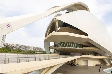 Sanat ve Bilim Şehri 'nde. Valencia 'da. Oşinografik. Bilim Müzesi. Hemisferik. Valencia 'da Palau de les arts. Santiago Calatrava tarafından tasarlanan binalar. Bir balinanın iskeletine benziyor..