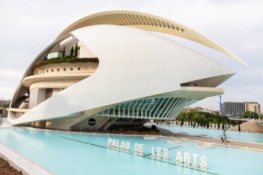 Sanat ve Bilim Şehri 'nde. Valencia 'da. Oşinografik. Bilim Müzesi. Hemisferik. Valencia 'da Palau de les arts. Santiago Calatrava tarafından tasarlanan binalar. Bir balinanın iskeletine benziyor..