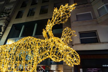 Noel zamanı. Işık. Vigo sokaklarında Noel ışıkları. Şehrin caddelerini dekore ediyor. Noel ışıklarıyla fidan ağacı. Noel balosu. Açık. VIGO. İSPAN. 23 Aralık 2024.