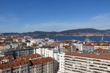 Vigo. İspanya 'dan Vigo şehrinin manzarası. Atlantik kıyısı manzarası. Atlantik Okyanusu. Arkaplan fotoğrafı. Dijital görüntü. İnsansız hava aracıyla panoramik görüş. İspanya 'nın Vigo kentinin limanının havadan görünüşü.