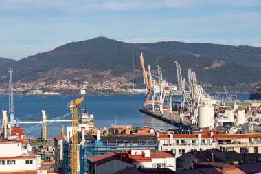 Vigo. İspanya 'dan Vigo şehrinin manzarası. Atlantik kıyısı manzarası. Atlantik Okyanusu. Arkaplan fotoğrafı. Dijital görüntü. İnsansız hava aracıyla panoramik görüş. İspanya 'nın Vigo kentinin limanının havadan görünüşü.