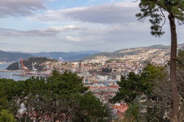 Vigo. İspanya 'dan Vigo şehrinin manzarası. Atlantik kıyısı manzarası. Atlantik Okyanusu. Arkaplan fotoğrafı. Dijital görüntü. İnsansız hava aracıyla panoramik görüş. İspanya 'nın Vigo kentinin limanının havadan görünüşü.