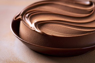 Mocha Mousse. 2025 'in rengi. Mocha ve Mousse tonları öne çıkan renk trendi olarak vurgulanıyor. Zarif ve modern arka plan. 2025 yılının demo rengi. #a47864