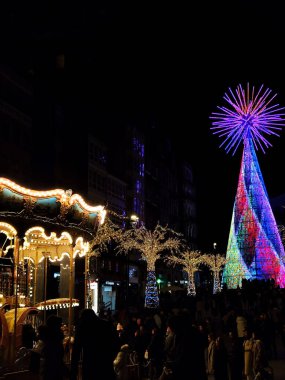 Noel zamanı. Işıklar. Vigo sokaklarında Noel ışıkları. Şehrin caddelerini dekore ediyor. Noel ışıklarıyla fidan ağacı. Noel balosu. Açık. VIGO. İSPAN. 28 Aralık 2024.