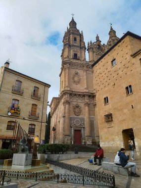 Salamanca. Tormes Nehri üzerindeki rıhtım noktasından Salamanca ve Enrique Estevan köprüsünün manzarası. Geleneksel taş binalar. Salamanca Katedrali. SALAMANCA, İSPAN. 13 Ocak 2025.