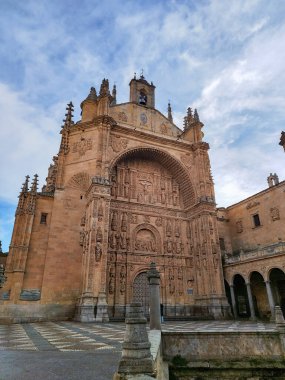 Salamanca. Tormes Nehri üzerindeki rıhtım noktasından Salamanca ve Enrique Estevan köprüsünün manzarası. Geleneksel taş binalar. Salamanca Katedrali. SALAMANCA, İSPAN. 13 Ocak 2025.