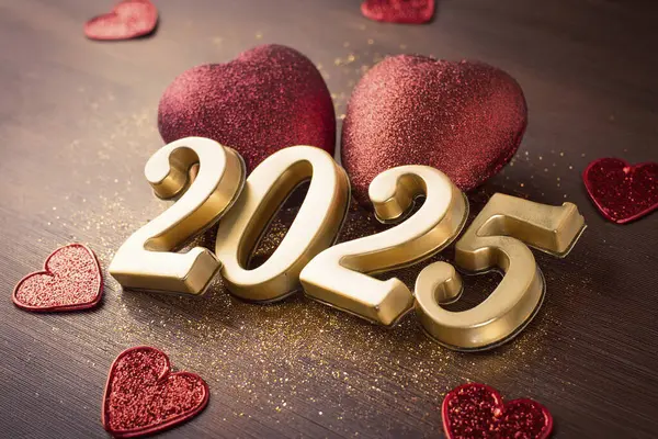 - Valentine. Sevgililer Günü tebrik kartları. Kalp, tipografi ve harflerle modern minimalist estetik tasarım. Davetiye, kapak, afiş, poster ve el ilanı için şablon. 14 Şubat 2025. Yazılı 