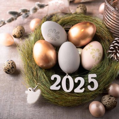 Paskalya. 2025 yılı. Paskalya manzarası, renkli yumurtalar ve güzel gökyüzünün altındaki çayırda papatya çiçeği. 3D görüntüleme. Metin 2025 ile.