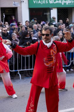 Mutlu Çin Yeni Yılı. 2025 yılı. Sokaklarda Çin aslanı dansı gösterisi. Çin 'de Çin Yeni Yılı kutlamaları sırasında Çin aslanı kostümleri. Kutlama konsepti.