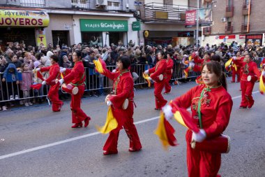 Mutlu Çin Yeni Yılı. 2025 yılı. Sokaklarda Çin aslanı dansı gösterisi. Çin 'de Çin Yeni Yılı kutlamaları sırasında Çin aslanı kostümleri. Kutlama konsepti.