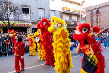 Mutlu Çin Yeni Yılı. 2025 yılı. Sokaklarda Çin aslanı dansı gösterisi. Çin 'de Çin Yeni Yılı kutlamaları sırasında Çin aslanı kostümleri. Kutlama konsepti.