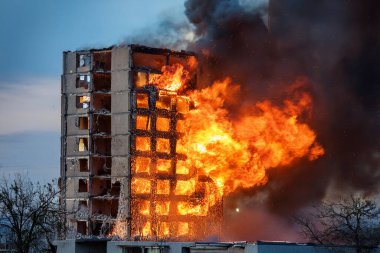 İsrail ve İran, Tel Aviv ve Herzliya 'daki sivilleri ve yıkılan binaları etkileyen bir çatışmada çatışmaya girdiler.